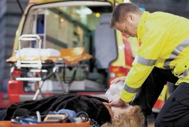 Ambulancepersonale udfører førstehjælp med ventilationspose