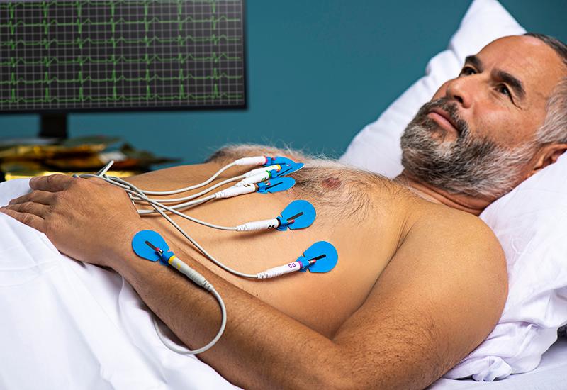 Patient vilar med BlueSensor elektroder på under ett vilo-EKG