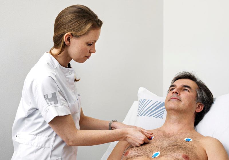 Sjukvårdspersonal förbereder BlueSensor elektroder inför ett korttids-EKG